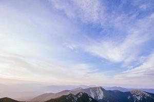 bunter Himmel mit Sonnenhintergrund foto