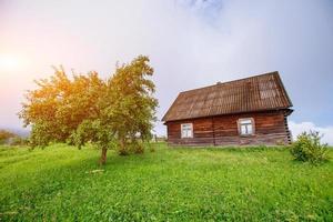 Einsames Haus und Himmel auf einem Grün foto