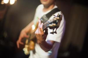 Mann mit Gitarre foto