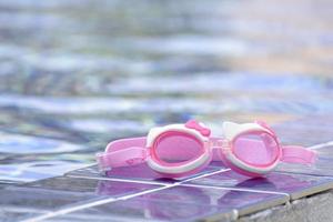 Die Schwimmbrille wird neben den Pool gestellt. foto