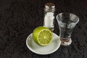Silberner mexikanischer Tequila mit Limette foto