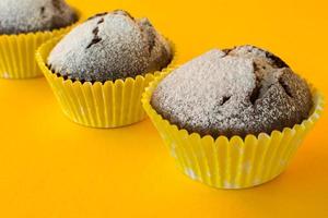 Muffins auf gelbem Hintergrund foto