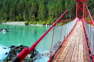 Brücke über den türkisfarbenen Fluss foto