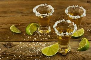 Tequila mit Limette und Salz foto
