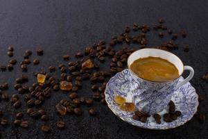 Tasse starken Kaffee und braunen Zucker foto