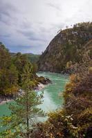 türkisfarbener Fluss, der zwischen den Felsen fließt foto