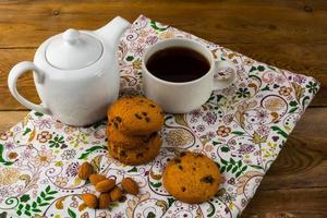 Kekse, Mandeln und Tee foto