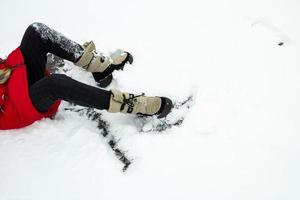 Das Mädchen rutschte im Schnee aus. foto