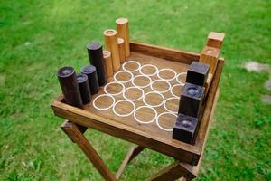 Brettspiel im Freien auf einem Holzbrett foto