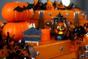 Halloween-Dekorationshintergrundkonzept mit vielen Halloween-Zusätzen foto