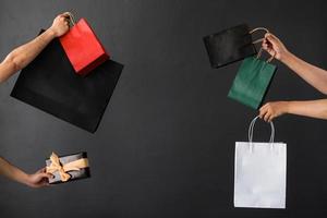 Ernte der Hand, die Einkaufstasche oder Goodie-Bag für Shopaholic- oder Online-Shopping-Hintergrund hält foto