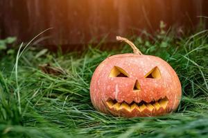 gruseliger kürbis für halloween auf dem gras. foto