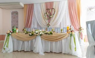 minsk, weißrussland mai 2020 tischset für eine hochzeit in einem restaurant in hellen farben. foto