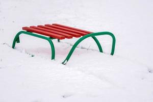 Kinderschlitten, steh auf dem weißen Schnee foto