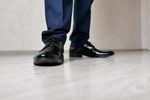 Männerfüße in schwarzen Schuhen aus nächster Nähe foto