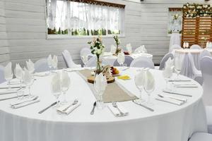 servierter tisch bei der feier in weißen farben foto