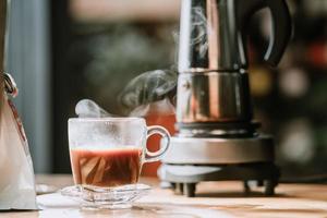 kaffeetasse mit vintage kaffeemaschine moka pot hintergrund auf holztisch im büro zu hause