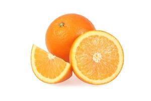 Orangenfrucht mit Schnitt, isoliert auf weiss