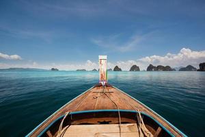 ein Longtail-Bootsbogen im Meer. foto