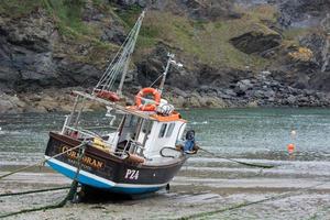 Port Isaac, Cornwall, Großbritannien, 2013. Fischerboot im Hafen foto