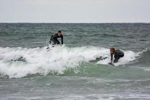 Bude, Cornwall, Großbritannien, 2013. Surfen bei schlechtem Wetter