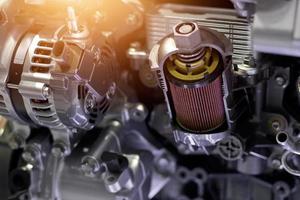 Automotorteil, Konzept des modernen Fahrzeugmotors und geschnittene Automotorteile aus Metall foto