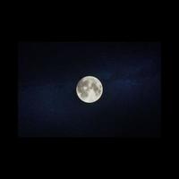 Vollmond, schöner Mond, lächelnder Mond, nachts, foto