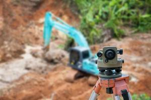 Vermessungsausrüstung Theodolit auf der Baustelle foto