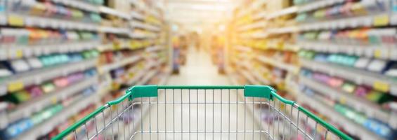 Einkaufswagen mit Supermarkt für den Hintergrund foto