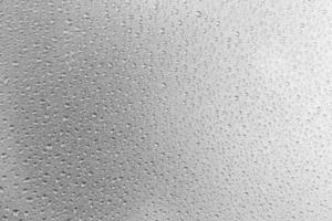 Wassertröpfchen auf grauem Hintergrund, bedeckt mit Wassertröpfchen, Blasen im Wasser. foto