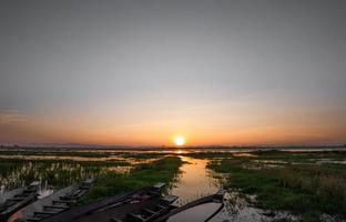 sonnenaufgang auf kleinem lek in thailand foto