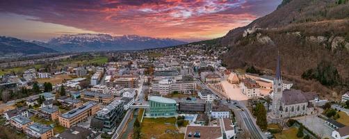 Luftaufnahme von Vaduz, der Hauptstadt von Liechtenstein foto