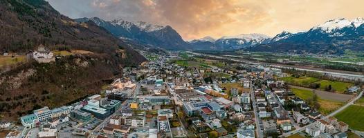 Luftaufnahme von Vaduz, der Hauptstadt von Liechtenstein foto