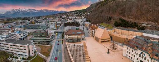 Luftaufnahme von Vaduz, der Hauptstadt von Liechtenstein foto