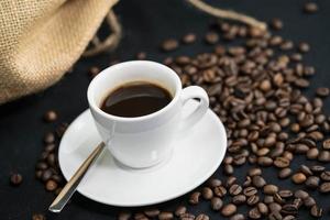 frisch geröstete braune Kaffeebohnen foto