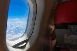 Luftaufnahme aus dem Flugzeugfenster. Flugzeuge fliegen über Land mit schönen Wolken im Hintergrund des blauen Himmels. Luftfahrtkonzept. tourismus, reise, reisekonzept. foto