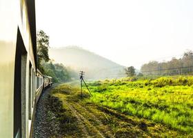 reise mit der eisenbahnlandschaft in den norden thailands foto