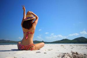 Freie Aktion und Entspannung von Bikini-gebräuntem Mädchen am weißen Sandstrand von Krabi, Thailand. Konzeptbild für Sommerferien im tropischen Land. foto