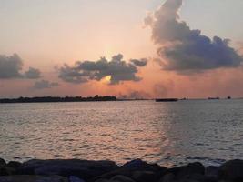 schöner sonnenuntergang am männlichen strand, malediven foto