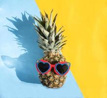 Ananas-Hipster mit Sonnenbrille. minimales konzept, sommerliche tropische ananas. foto