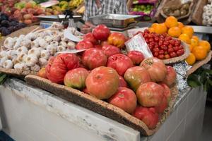 frisches Gemüse in einem Marktstand, große und kleine Tomaten, Orangen, Knoblauch und Früchte. Setúbal, Portugal
