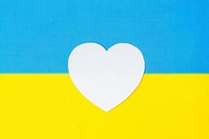 unterstützung für die ukraine im krieg mit russland, symbol des herzens mit der flagge der ukraine. Bete, kein Krieg, stoppe den Krieg und steh zur Ukraine foto