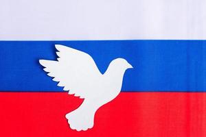 unterstützung für russland im krieg, friedenstaube mit flagge von russland. Betet, kein Krieg, stoppt den Krieg und steht zu Russland-Konzepten foto