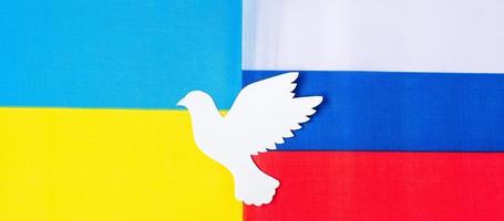 symbol des taubenfriedens mit der flagge der ukraine. und russland betet, kein krieg, stoppt den krieg und die nukleare abrüstung foto