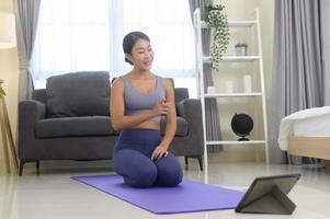 Professioneller Yoga-Trainer, der Studenten während des Live-Streamings in sozialen Medien, Gesundheitskonzept, Online-Trainingskurse unterrichtet foto