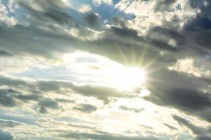 sonnenstrahl in dunklen wolken und himmel foto