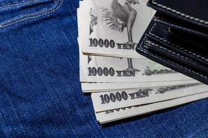 japanisches geld, japanische banknote, yen auf jeanshintergrund. foto