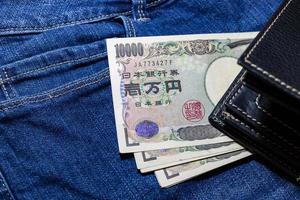 japanisches geld, japanische banknote, yen auf jeanshintergrund. foto