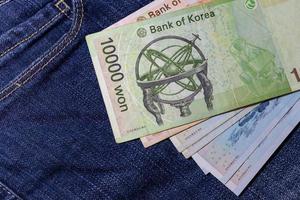 koreanisches Geld, koreanische Banknote, koreanischer Won auf Jeanshintergrund. foto