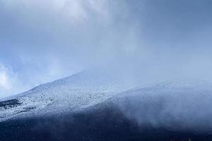 nahaufnahme der spitze des fuji-berges mit schneedecke und wind auf der spitze mit könnte in japan. foto